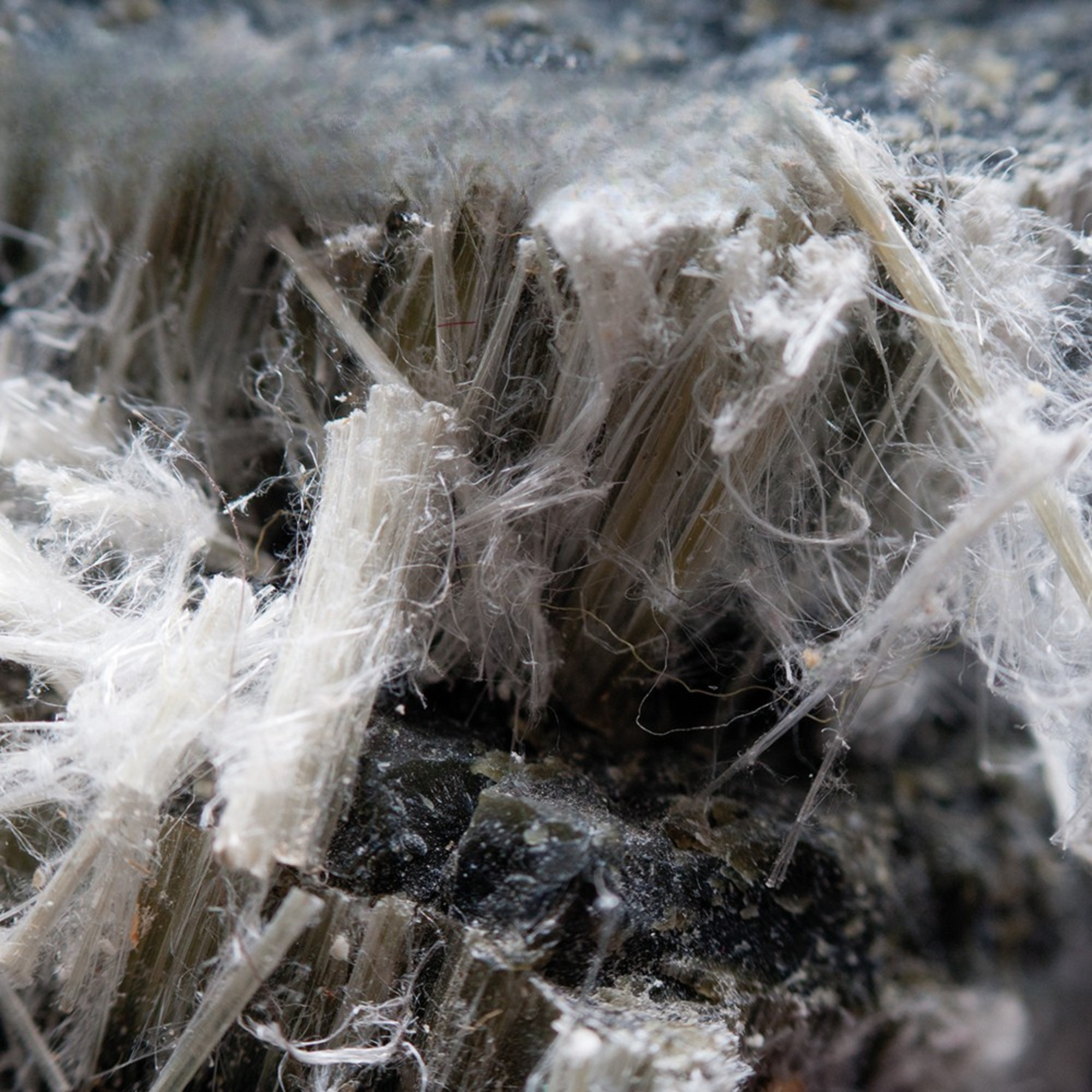 Mineral, Kristalle, Faserstruktur, weiße Fasern, Gestein