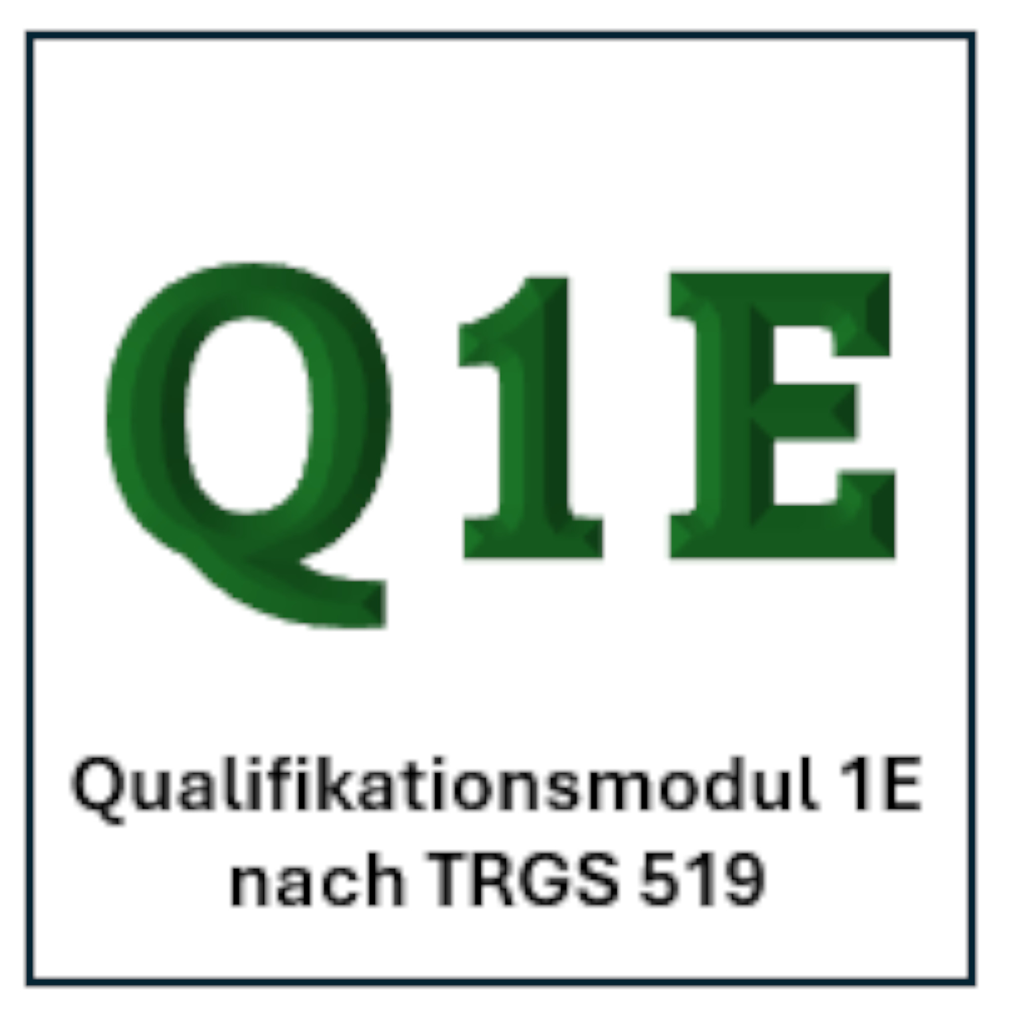 Das Bild zeigt den Text "Q1E" in grüner Schrift, gefolgt von "Qualifikationsmodul 1E nach TRGS 519" in kleinerer Schrift darunter. Es handelt sich um eine Kennzeichnung für ein spezifisches Qualifikationsmodul im Rahmen der TRGS 519.